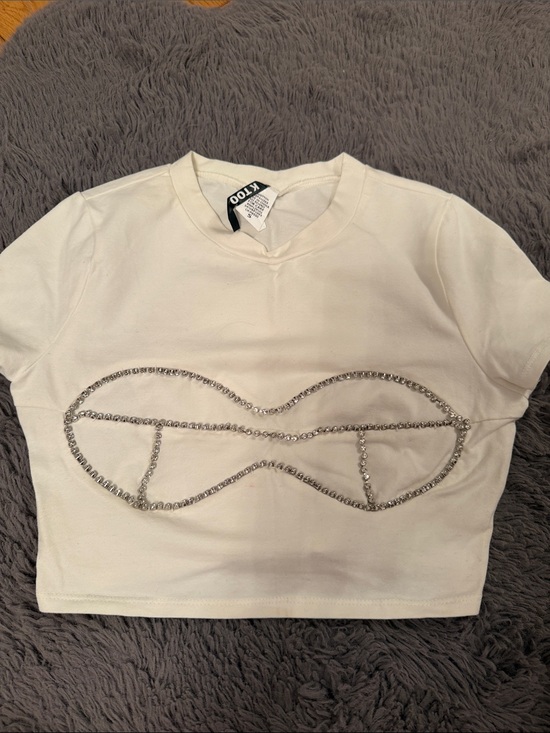 Ktoo Tops - KTOO White Rhinestone Accent Crop Tee Size Small NWOT